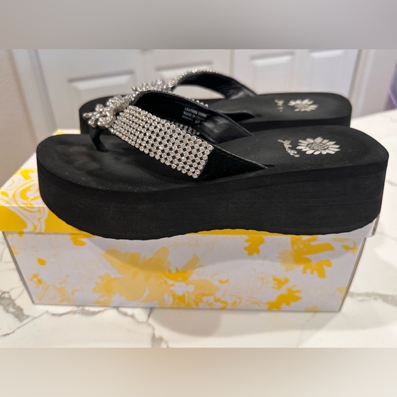 🌸Yellow box Fudora Black Size 6.5 Great used condition.🌸 - Picture 4 of 8